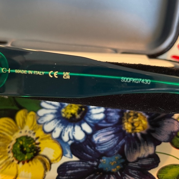 Gucci NWT! Green and Red Sunglasses for Women - Picture 14 of 16